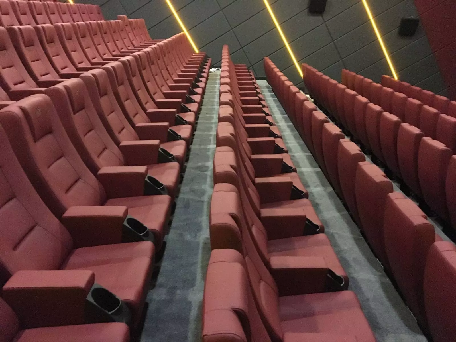 High-quality fabric and noise-reducing materials make these cinema chairs an ideal choice for immersive entertainment environments. Image